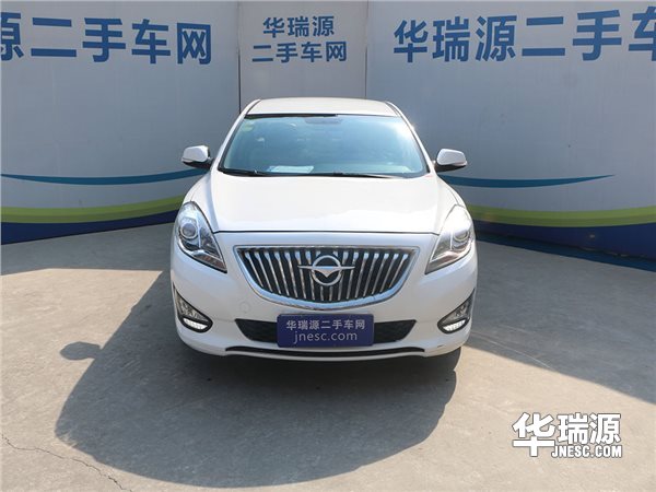 白色海马福美来，大方时髦，扎实稳健
